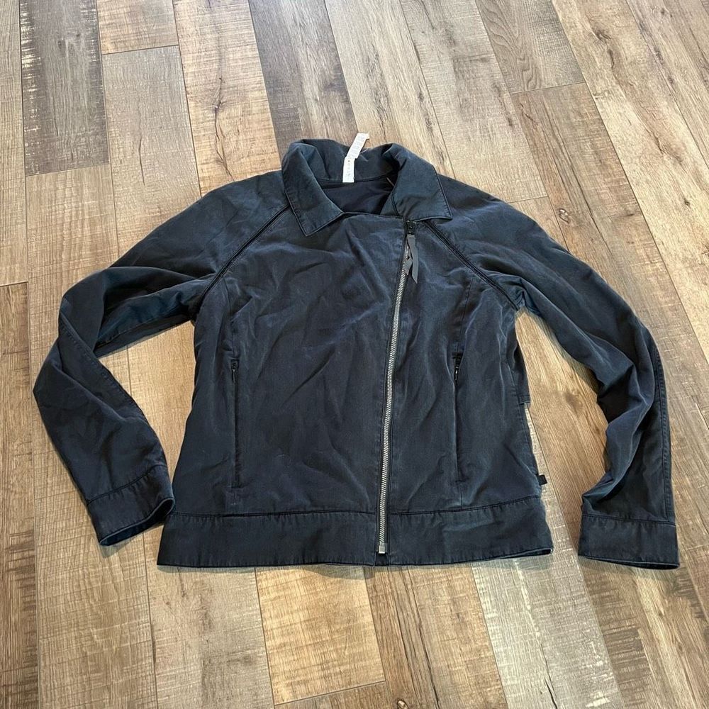 Lululemon Black Soft Summer Jacket
Size 6